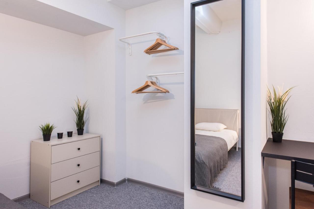 Dreibettzimmer mit Gemeinschaftsbad – ohne Fenster